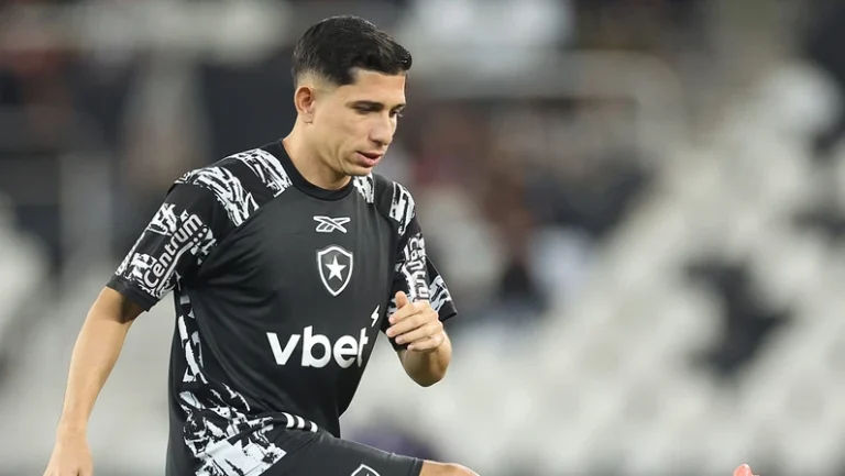 Savarino deve chegar ao Rio nesta terça: ‘Por ele, não sairia do Botafogo, mas há impressão de que clube quer se desfazer dele’, diz repórter